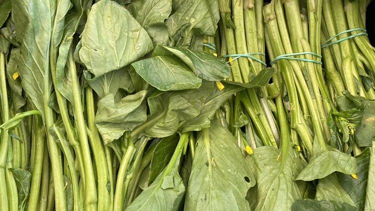 Second generation chef Justin Pichetrungsi is fusing Thai and Mexican flavors, and using flowering yu choy in a new wok dish at Anajak.